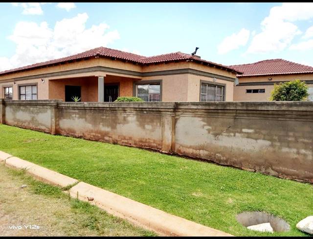 3 BEDROOM HOUSE FOR SALE IN SEBOKENG ZONE 10